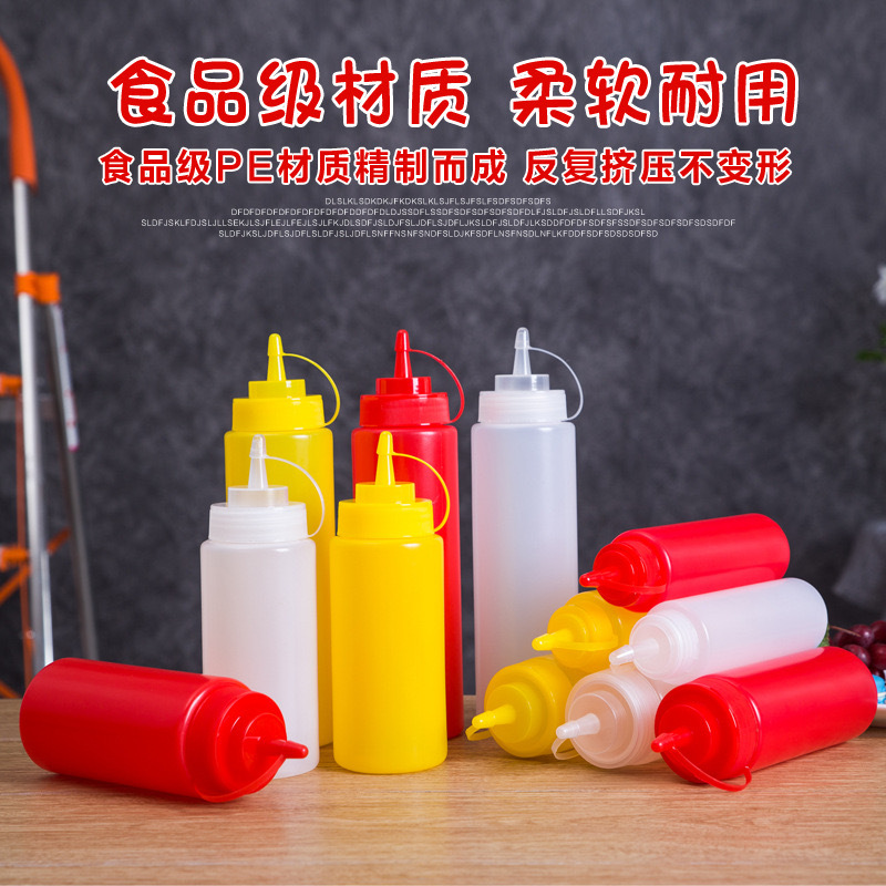 サラダソースはプラスチックの小さい壺を搾ることができます。