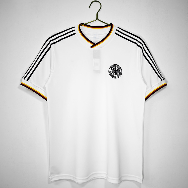 レトロなドイツのサッカー服の主な客席です。|undefined