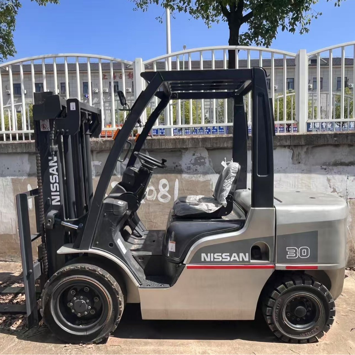 外贸直销二手工程机械低价出售现货日本尼桑3吨柴油叉车升高3米