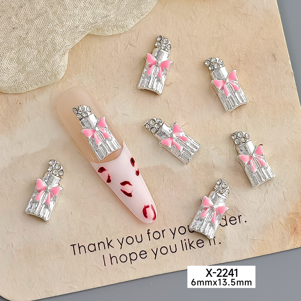 Joyas de uñas lápiz labial grande aleación de labios rojos uñas maquillaje decoración de goteo de aceite al por mayor Navidad material de uñas corte