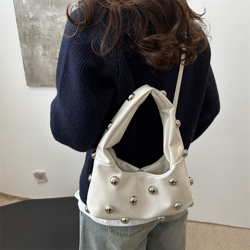 Nicho de diseño exterior bolso de braza para mujeres 2024 nueva moda moda versátil bolso de hombro de invierno simple bolso de mochila