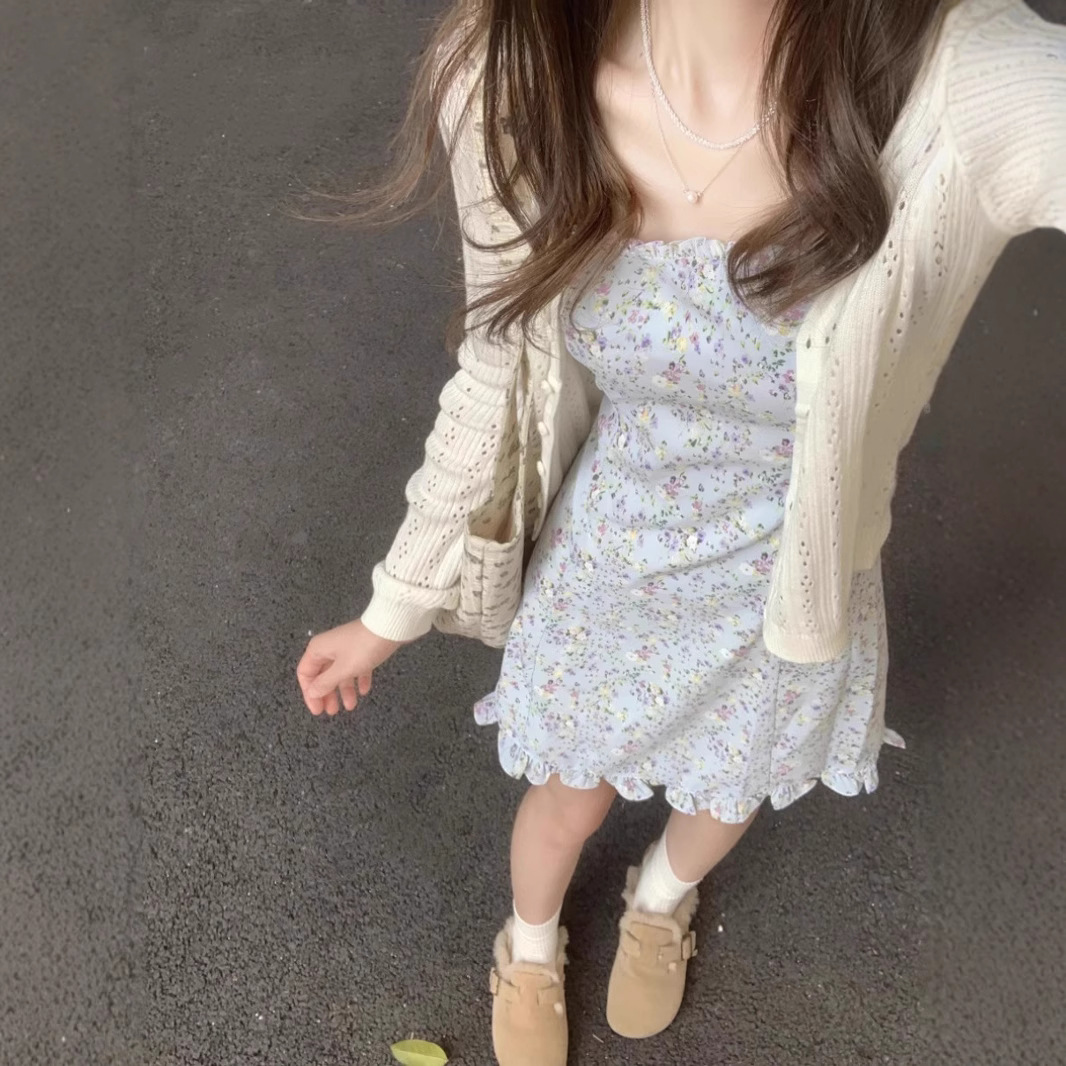 레이스 가디건과 끈이 달린 원피스, 숄과 니트 화이트 숏탑으로 구성된 여성용 긴팔 가을 의상