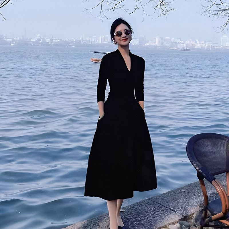 2026 Spring and Autumn New Women's French Hepburn Style Little Black Dress Slim Fit Elegant Chanel-Style V-Neck Dress
