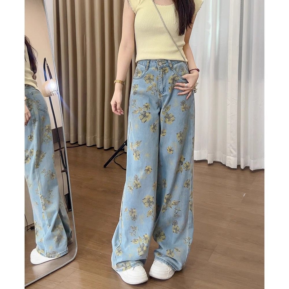 レトロな洋気がプリントのワイドジーンズを染めています。