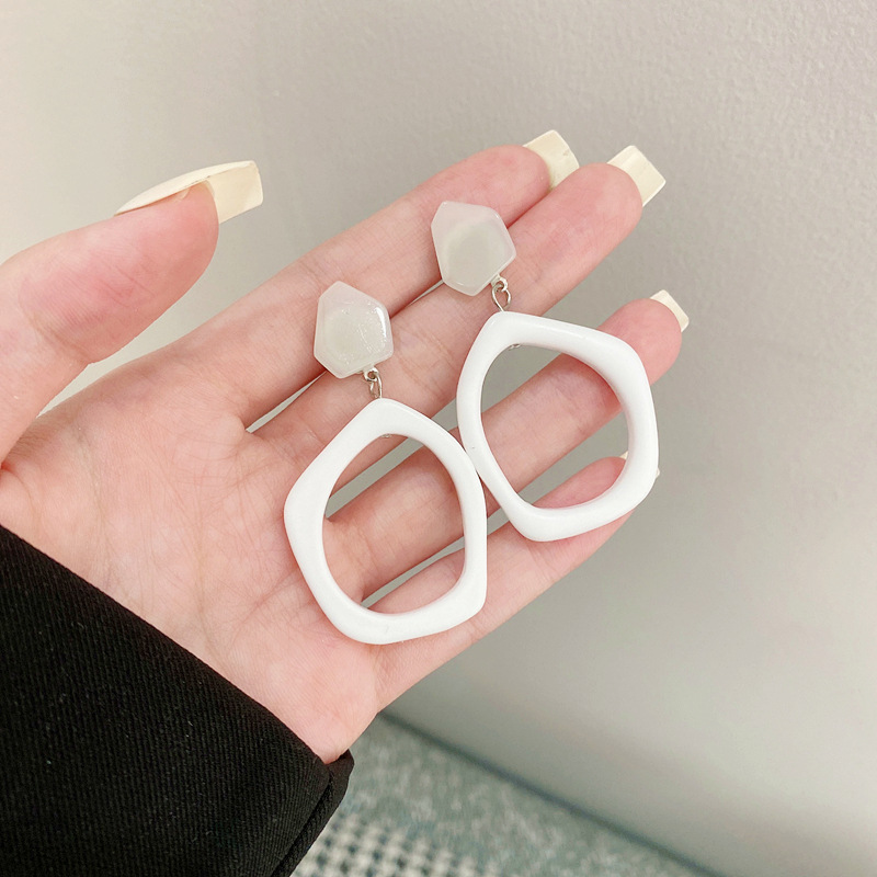 1 Pair Simple Style Irregular Plastic Resin Hollow Out Women's Drop Earrings display picture 2
