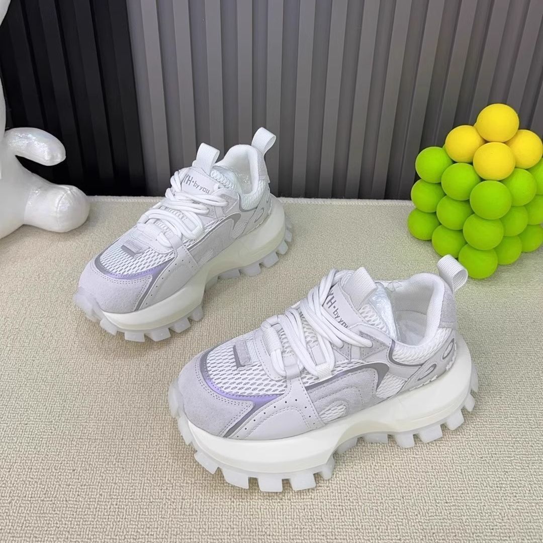 Productos europeos zapatos de papá de suela gruesa para mujer 2025 verano nuevo estilo calle frita todo fósforo malla transpirable realce zapatos blancos deportivos