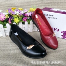 2025春秋妈妈鞋单鞋软底舒适女士新款女鞋浅口中老年坡跟皮鞋