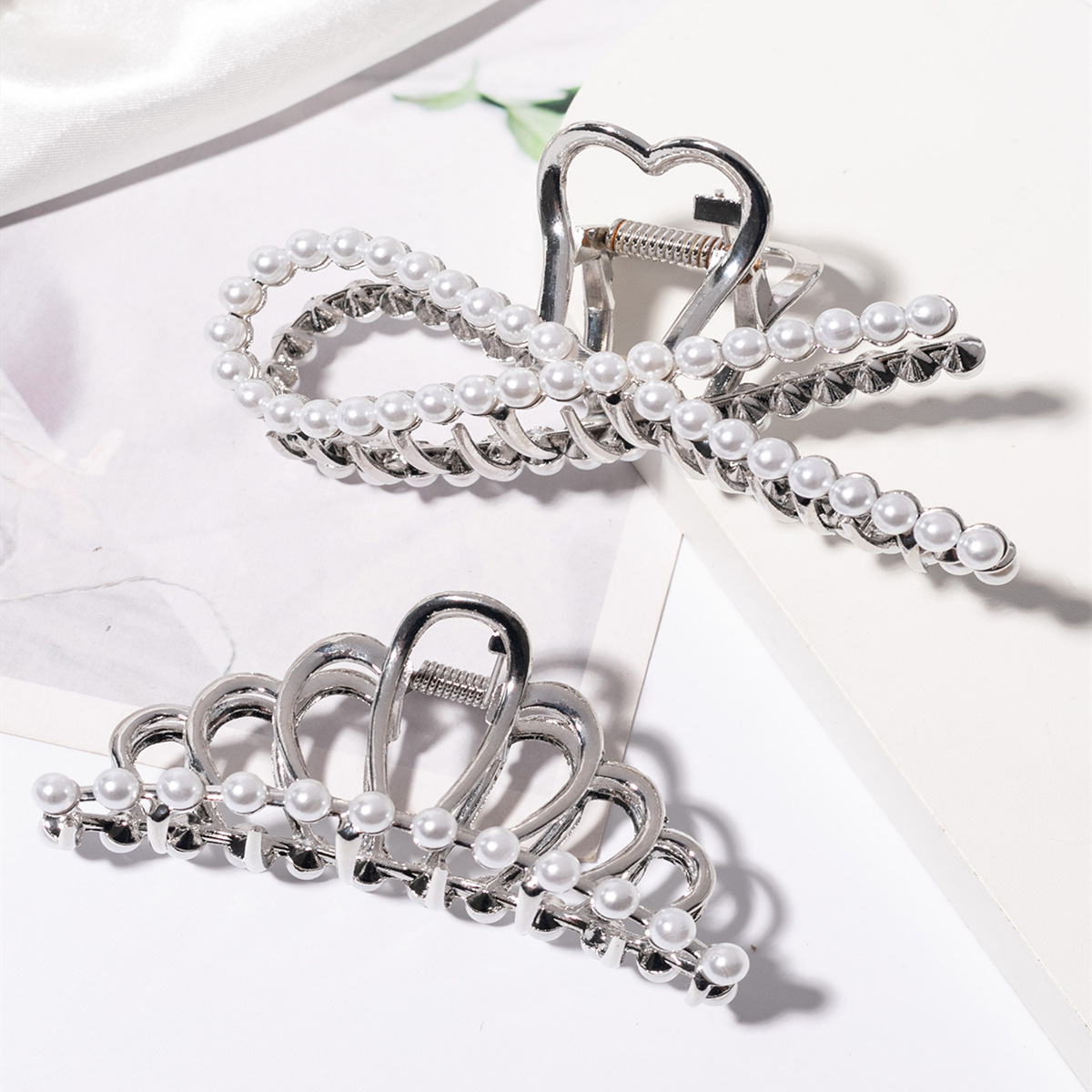 Fashion Bear Metal Inlay Artificial Pearls Artificial Diamond Hair Claws 1 Piece display picture 4