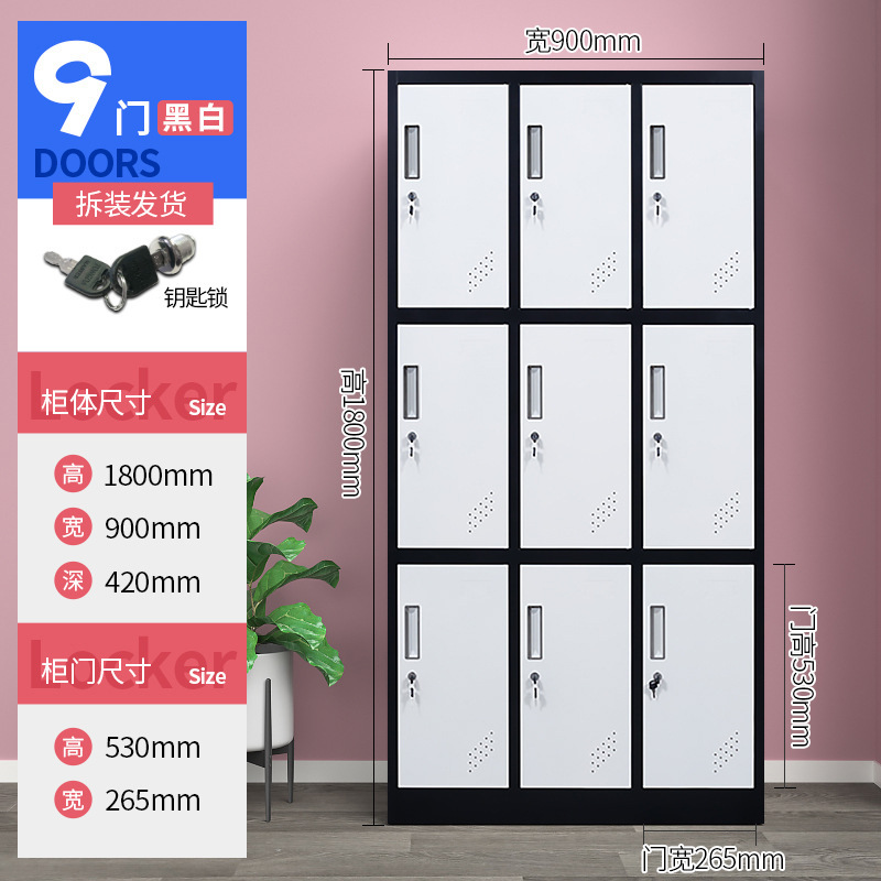 Nueve puertas en blanco y negro