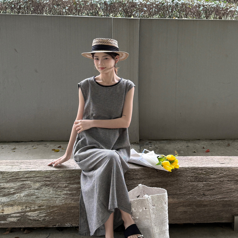 Lino Xia's New Korean-Style Plaid Sleeveless Vest Dress for Women 2026 Versatile Elegant Button-Back Slit Long Skirt Lino Xia's New Korean-Style Plaid Sleeveless Vest Dress for Women 2026 Versatile Elegant Button-Back Slit Long Skirt
