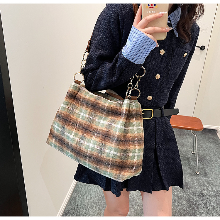 Large capacity tote female niche design, commuting outdoor travel bag, high-end casual autumn and winter new item_voghion.com