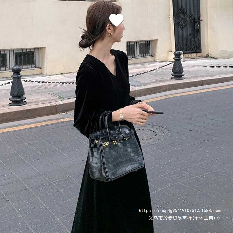 Early autumn women's clothing: Hepburn-style little black dress, evening gown paired with a coat, black velvet dress for women in autumn and winter