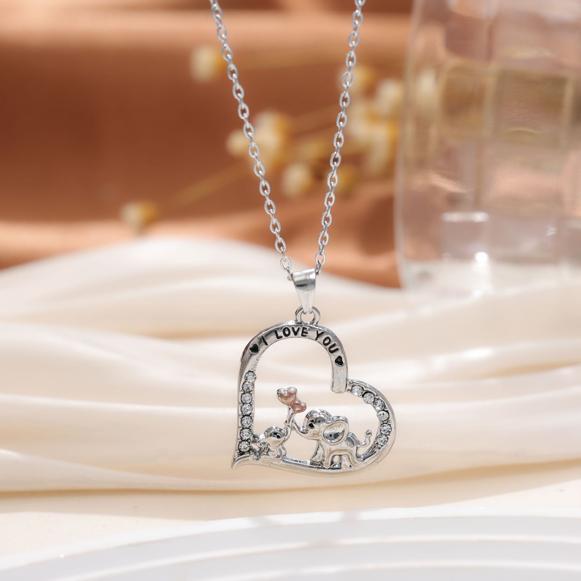 Venta caliente transfronteriza europea y americana colgante de amor de diamantes coloridos en forma de corazón collar de mujer collar de unicornio regalo del día de la madre
