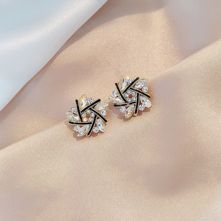 Lady Snowflake Exquisite Temperament Diamond Petal Earrings display picture 1