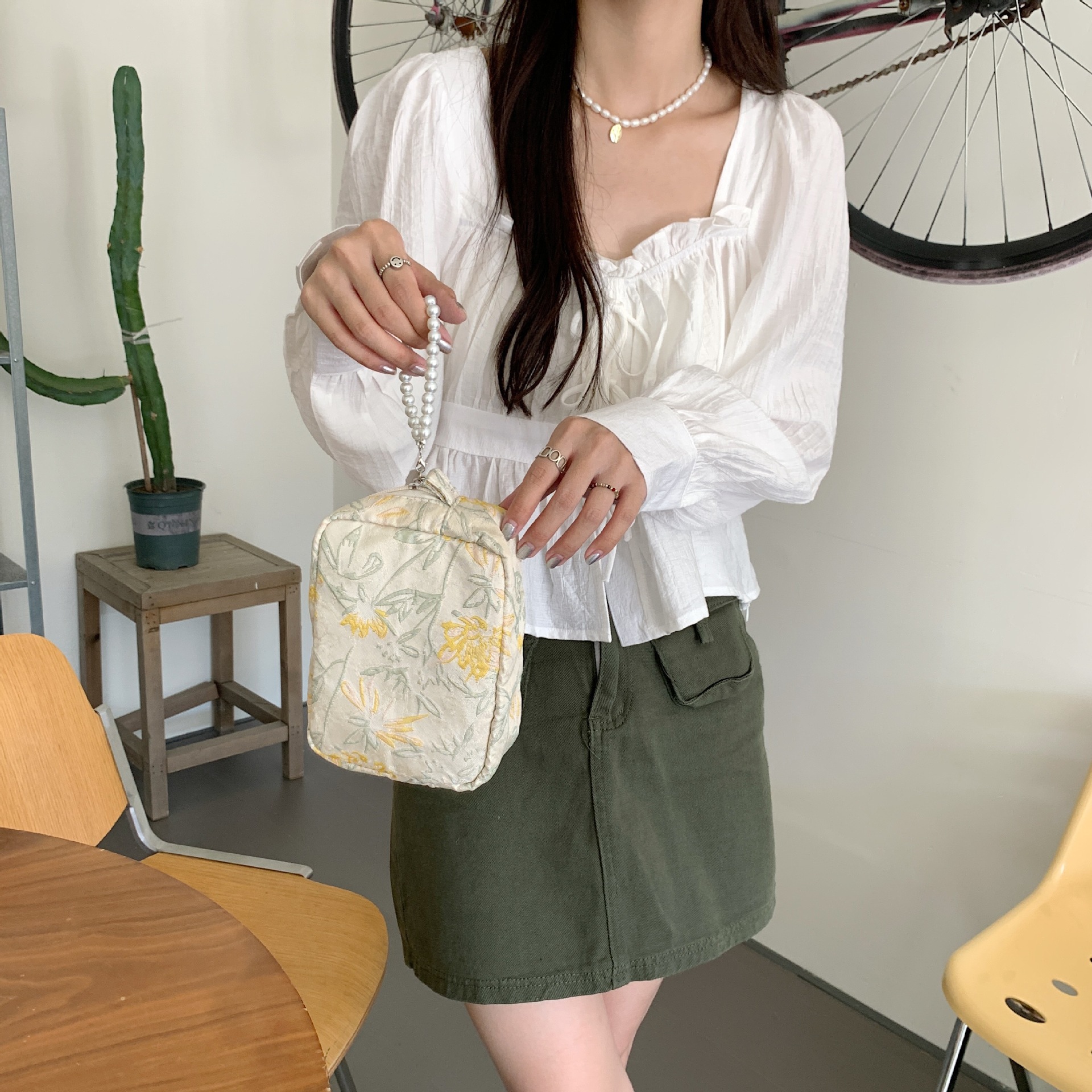 28172 Pearl pendant tassel hand-held cosmetic bag, embossed French storage bag, compact hand-held handbag Item Picture