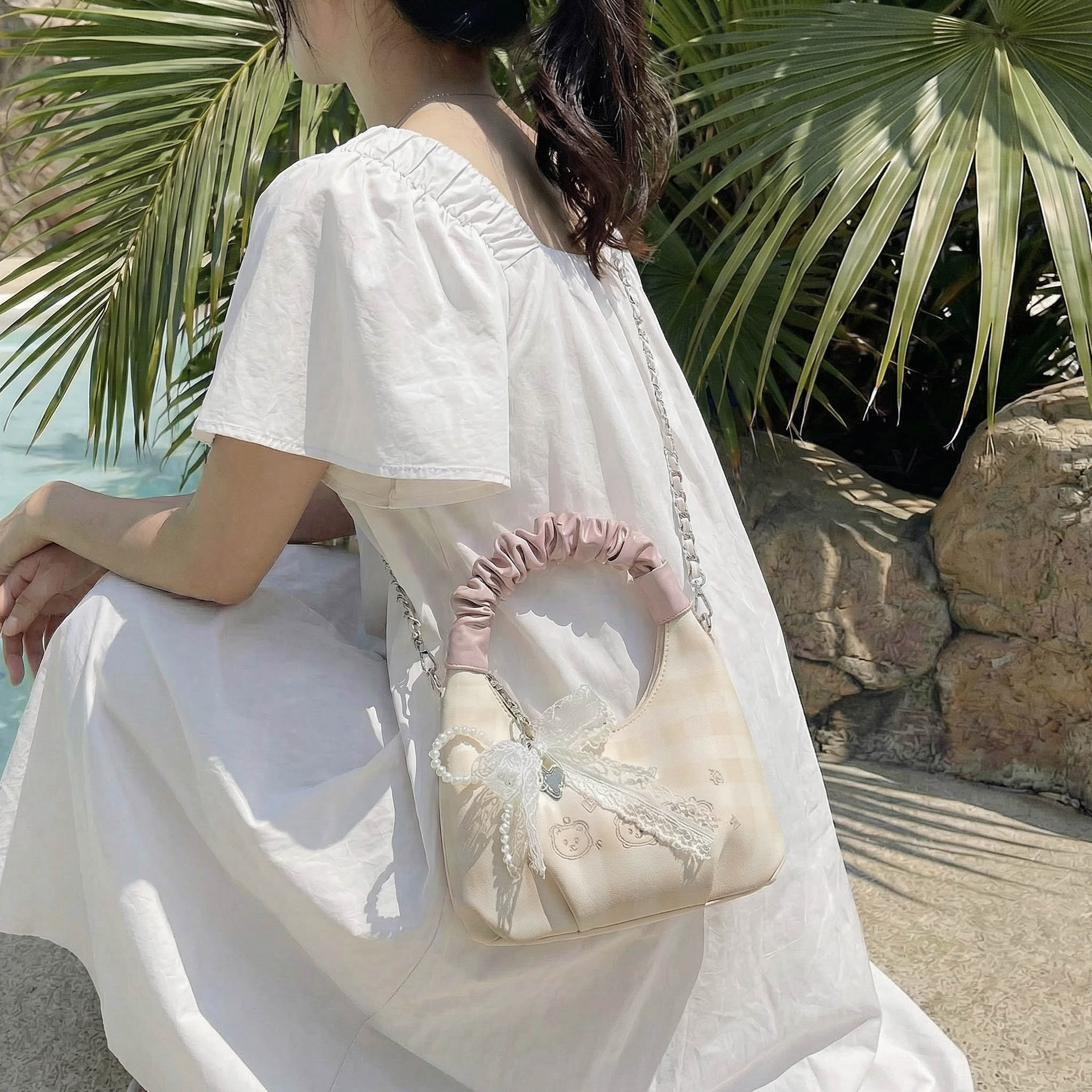 Bolso coreano nicho pliegueado, moda femenina, bolso de hombro, sensación cotidiana, bolso de media luna de nubes de viaje