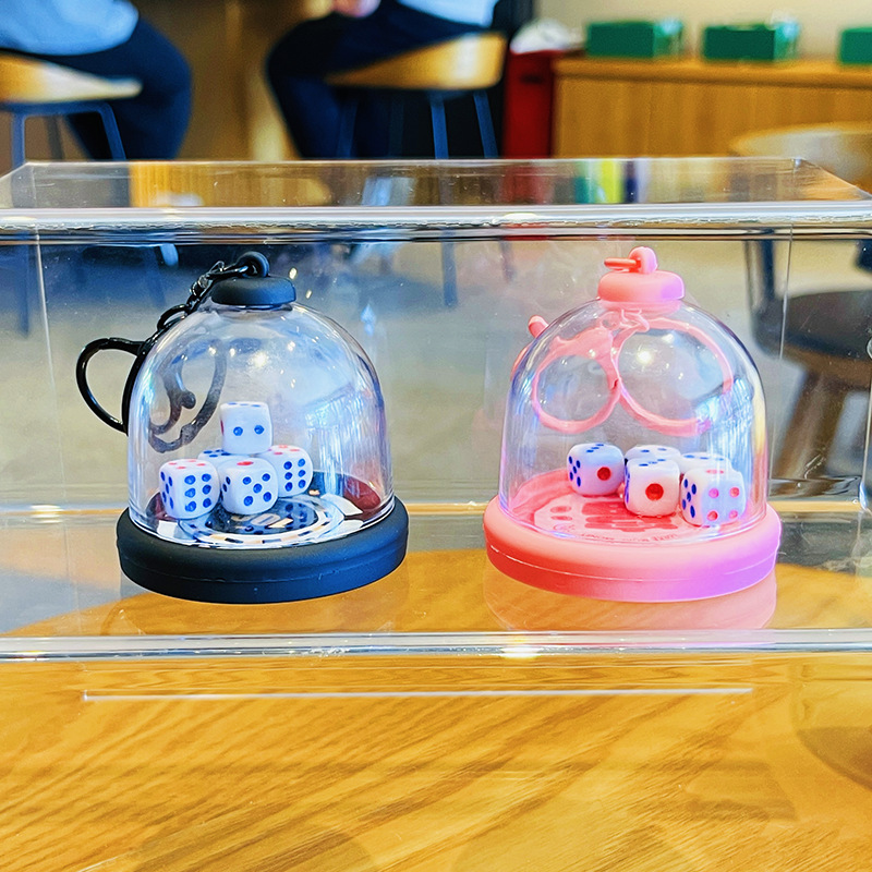 創意的なサイコロの杯の発光の金のキーホルダーのバーのじゃんけんの小さいおもちゃのカップルのカバンのペンダントの小さい贈り物の卸売り|undefined
