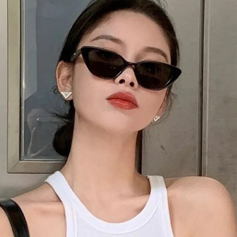 Retro triángulo gato ojo cara pequeña gafas de sol de las mujeres de alto grado ins negro pequeño marco protección solar estilo foto gafas de sol