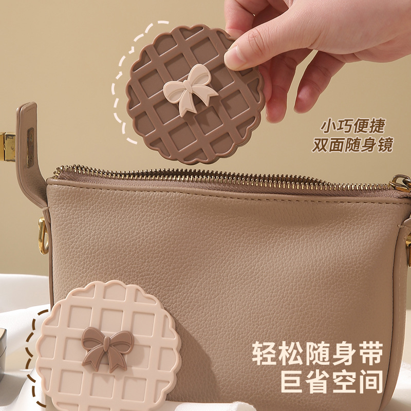 Galletas de doble cara espejo pequeño espejo de maquillaje plegable mujer portátil bolsillo de maquillaje mini espejo de mano de plástico redondo