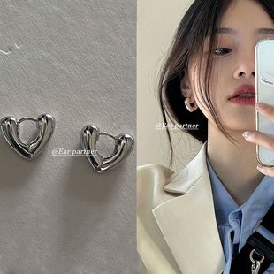 European and American ins gold love hollow earrings niche design sense high-end cold style exquisite small ear buckle earrings