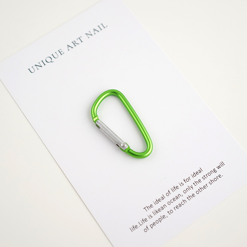 バックパックにフックを掛けて登山ボタンを掛けます。