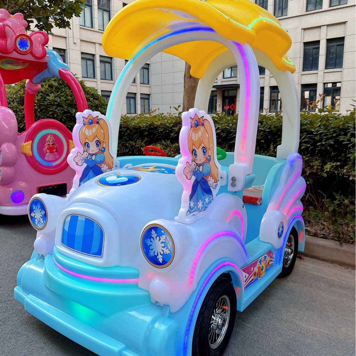 Indoor de alta gama coche de juguete eléctrico para niños cuadrado iluminante coche de atracciones de fibra de vidrio gran rueda coche de atracciones