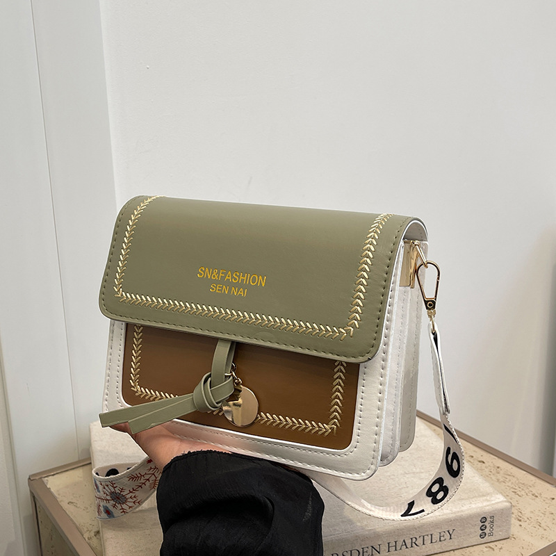 2024 bolso de hombro ancho simple de moda nueva textura bolso de mujer estilo extranjero un hombro multicapa pequeña mochila fresca
