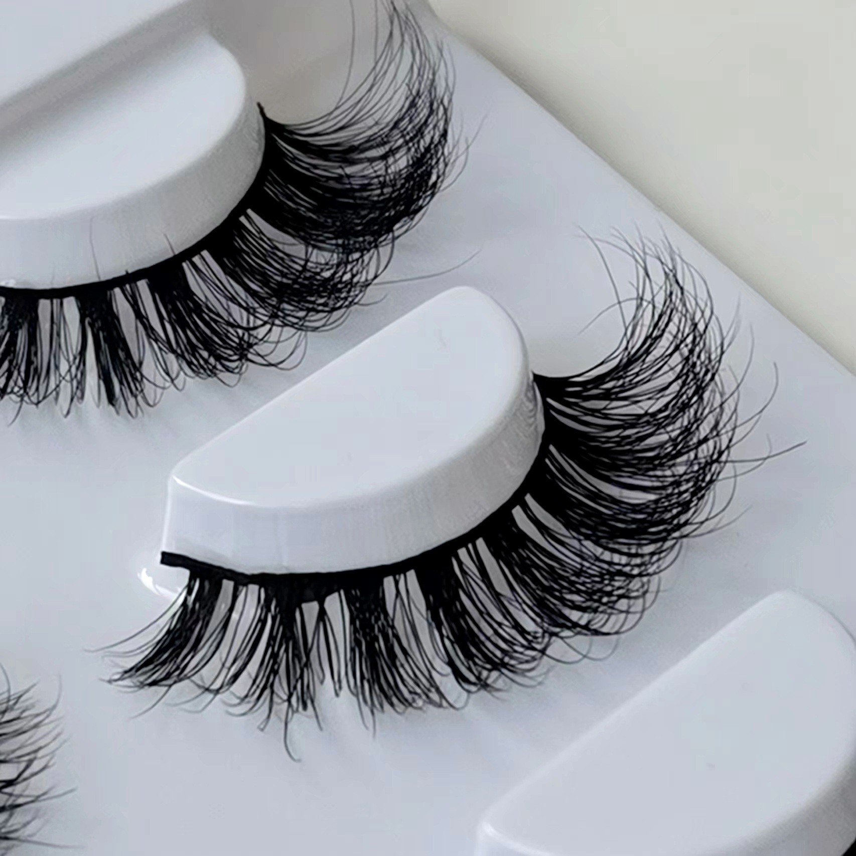 Pestañas postizas de visón para piel pelo grueso de visón europeo y americano desordenado mullido curling 4 pares paquete 3D sangre mixta ojos grandes