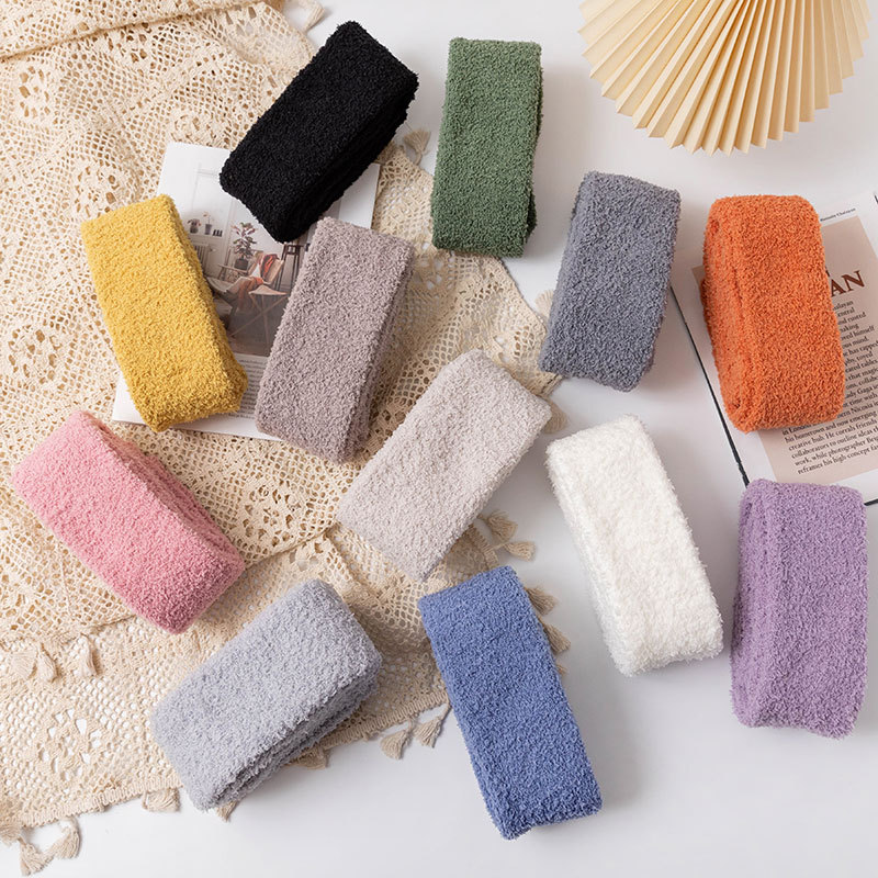 Medias de mujer sobre la rodilla calcetines altos cálido otoño e invierno Nuevos calcetines de terciopelo de coral de color sólido para mujer engrosados calcetines de dormir en casa