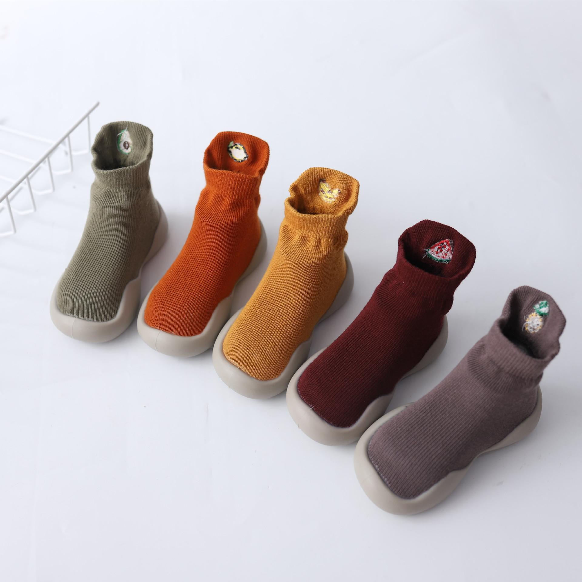 Zapatos de niño bordados zapatos de fondo suave antideslizante primavera y otoño calcetines de bebé zapatos para caminar en interiores y al aire libre educación temprana zapatos y calcetines transpirables infantiles