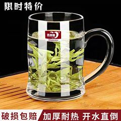 厚手の耐高温カップ家庭用コップを飲むグラスに透明ビールマグを持っています。