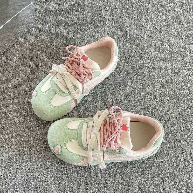 Zapatos de entrenamiento para mujeres primavera y verano de 2025, nuevos zapatos de skate transpirables con suela delgada coreana, zapatos blancos casuales lindos para mujeres