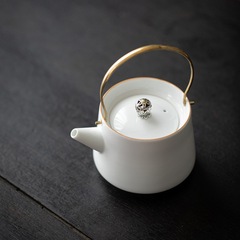 銅は梁壺の陶磁器のトランペットを持っています。