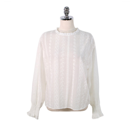 Lantern-sleeve lace base shirt for women, chic 2025 spring-style Korean-style spliced crew-neck blouse with fashionable long sleeves