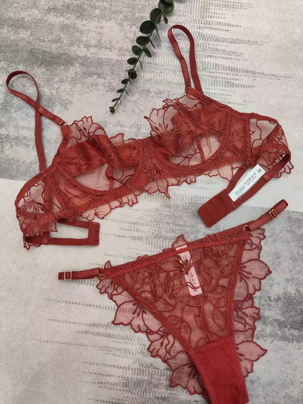 Ropa interior de estilo francés sexy taza delgada triángulo taza anillo de acero sujetador traje rojo nacimiento año bordado ropa interior de encaje