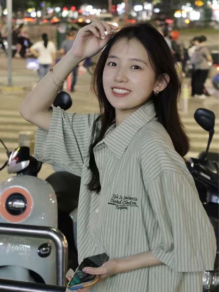 ストライプの半袖のシャツの女子学生の夏の日本のファッションのブランドのゆったりしたレトロな重ね着のカジュアルな工装の刺繍のシャツのファッション