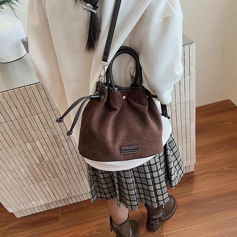 麂皮绒包包女秋冬季2025新款休闲磨砂复古斜挎单肩包高级感水桶包|undefined