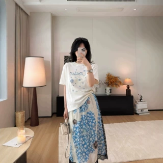 2026年夏季刺绣圆领短袖纯棉T恤女蓝色花朵立体刺绣字母宽松休闲