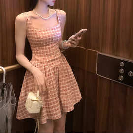 2026新款纯欲风甜美短裙夏季收腰显瘦俏皮少女格纹吊带连衣裙女