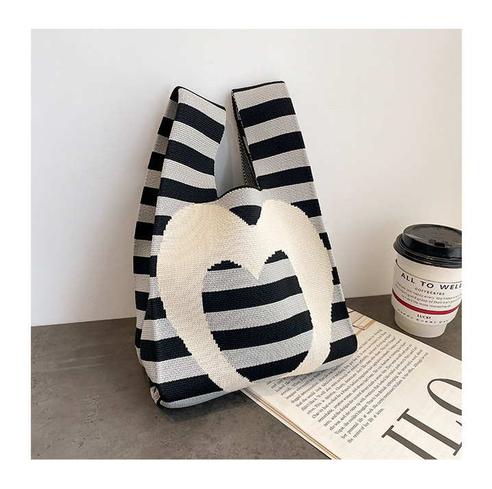 Women's Medium Polyester Heart Shape Cute Bucket Open Handbag Shopping Bags display picture 8