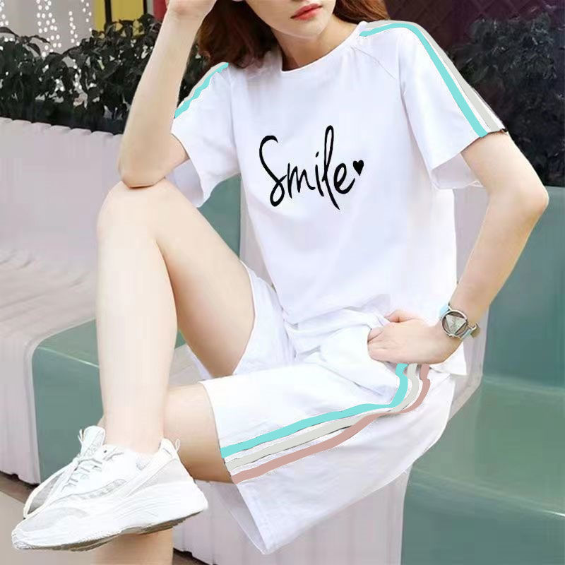 흰색 정장 삼색 미소