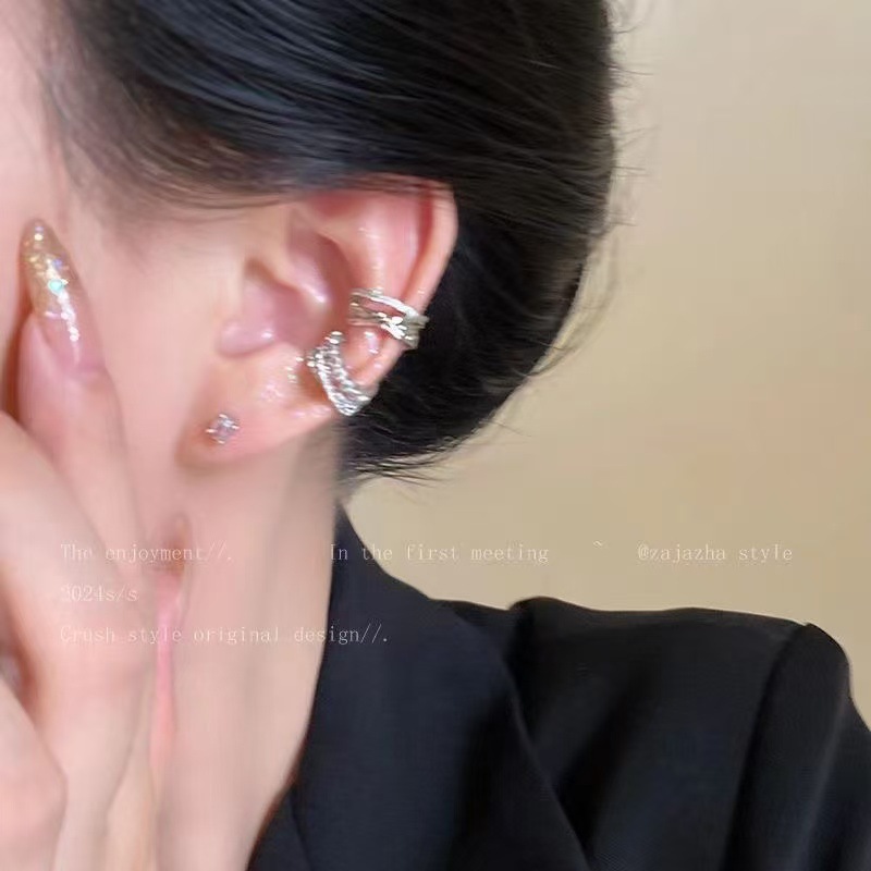 Pinza de hueso de oreja de circón multicapa de viento frío Pendientes de lujo ligero de alta calidad 2025 nuevo estilo explosivo Pendientes de clip de oreja sin orejas perforadas