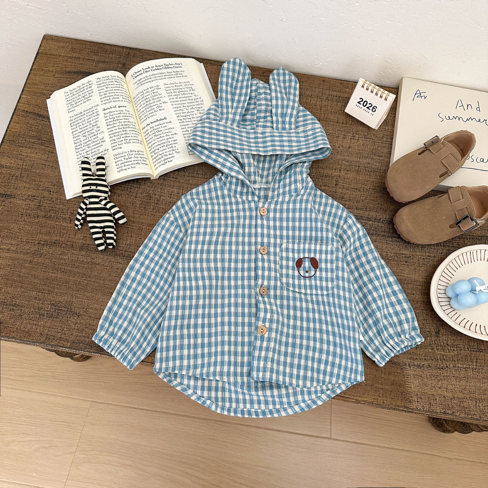 Camisas lindas coreanas para bebés de sexo masculino y femenino 2026 primavera nueva camisa con capuchón de estilo a cuadros para niños extranjeros