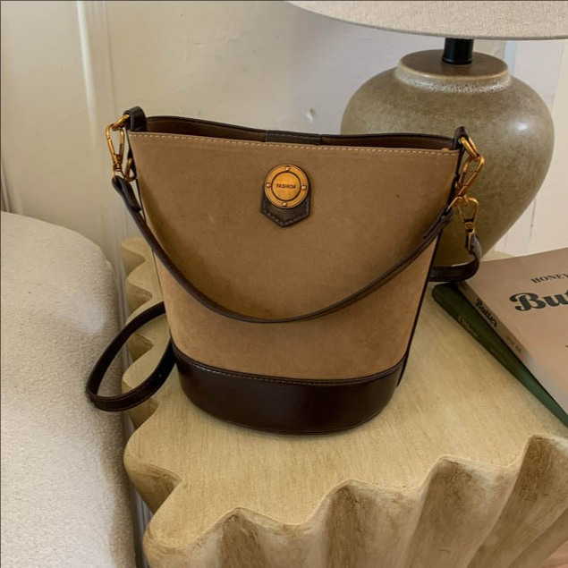 Otoño y invierno retro gaúster bolso portátil de balde de agua 2025 nuevo estilo de alta sensación bolso de hombro bolso de brazo bolso de mujer