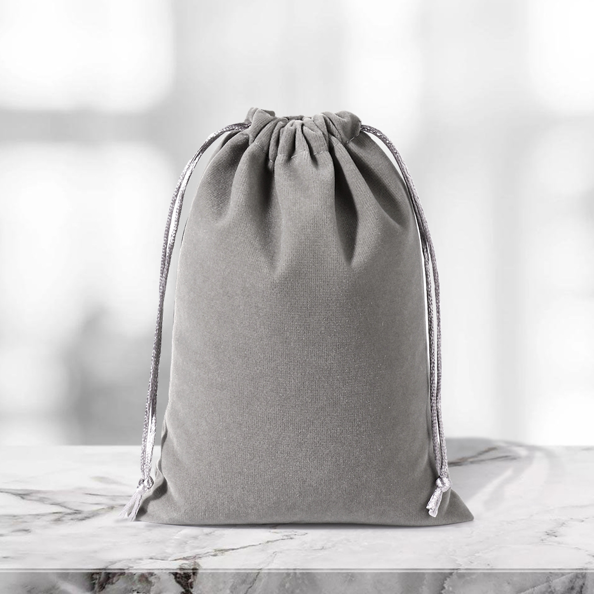 Bolsa de franela con bolsillo con cordón al por mayor Bolsa de joyería con puerto con cordón para almacenamiento de auriculares Bolsa de tela pequeña Bolsa con cordón de franela negra