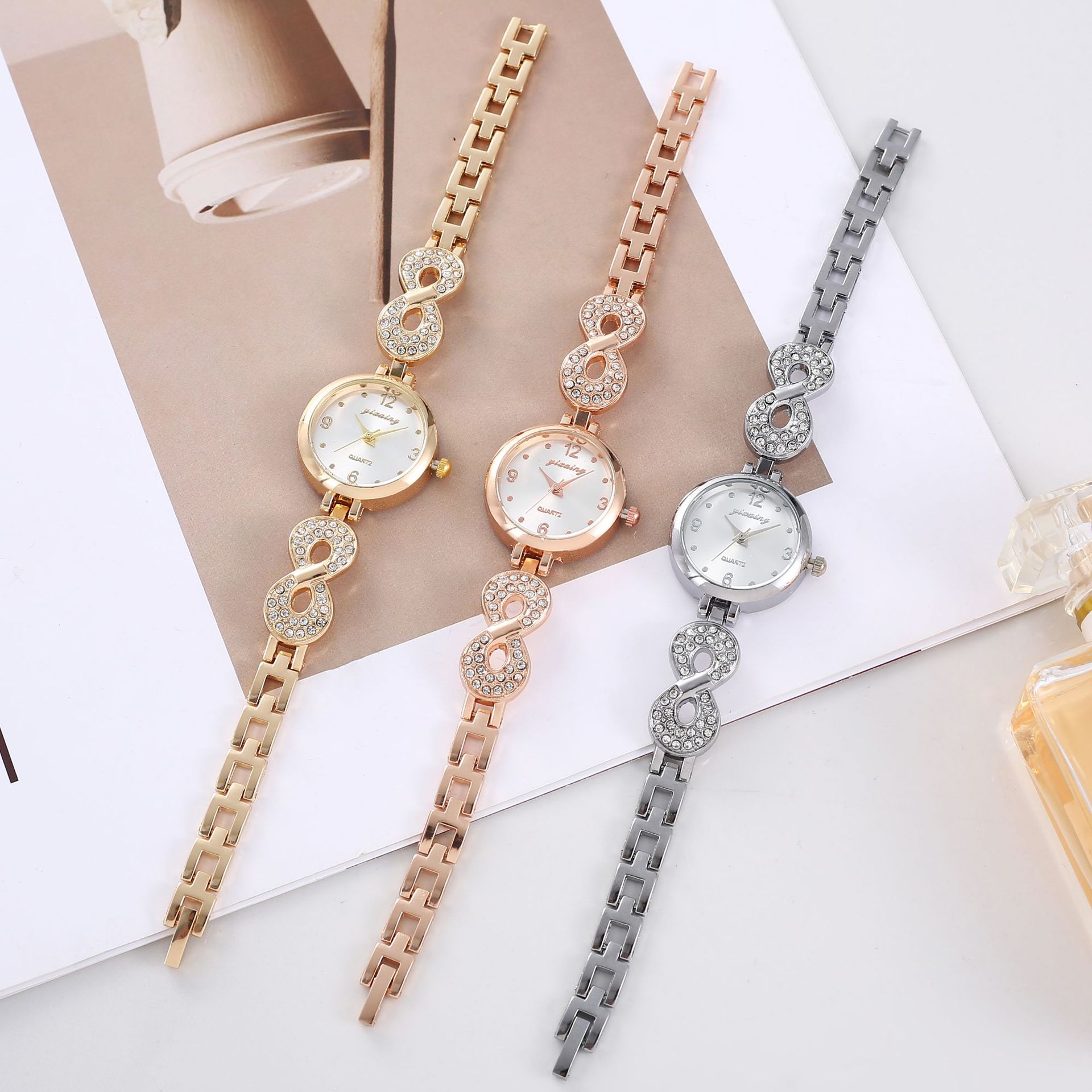 El Comercio exterior nueva moda pequeño dial diamante reloj de mujer de lujo completo diamante temperamento Digital 8 pulsera reloj decorativo