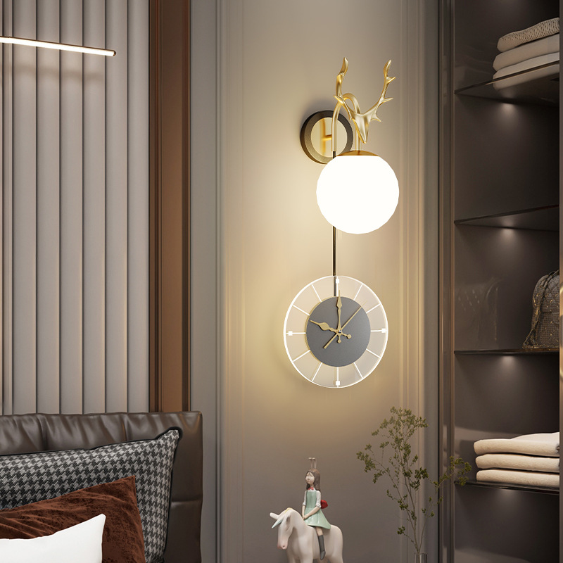 Escaleras de dormitorio lujosas con lámparas de cabecera lujosas reloj lámparas de pared lámparas de fondo TV creativa pared de fondo sala de estar