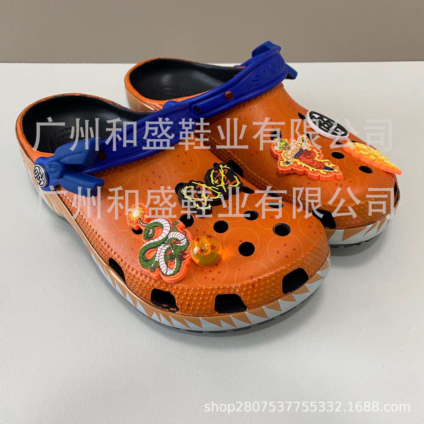 Croos co-branding Goku Dragon Ball Frissa Saru dibujos animados para niños zapatos de agujero zapatos de playa para hombres y mujeres