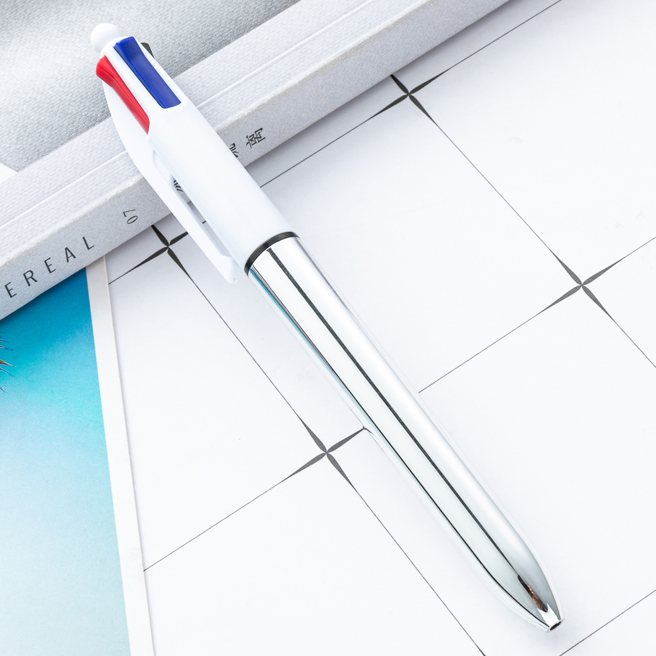 bolígrafo de bolas galvanizado UV creativo cuatro en uno de acuerdo con los pincezos de la cuenta práctica de los estudiantes clave bolígrafo de marca de regalo bolígrafo publicitario