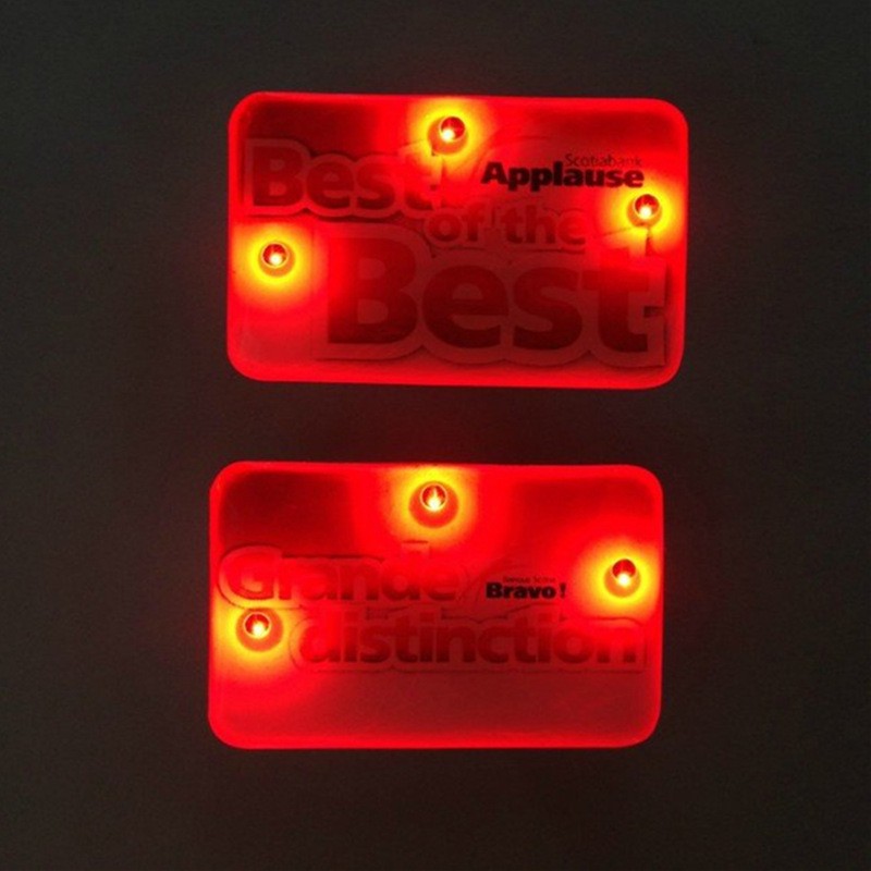 Producción al por mayor para exportación de insignias luminosas, broches cuadrados iluminados por LED, insignias con luz nocturna, personalizables con LOGO.